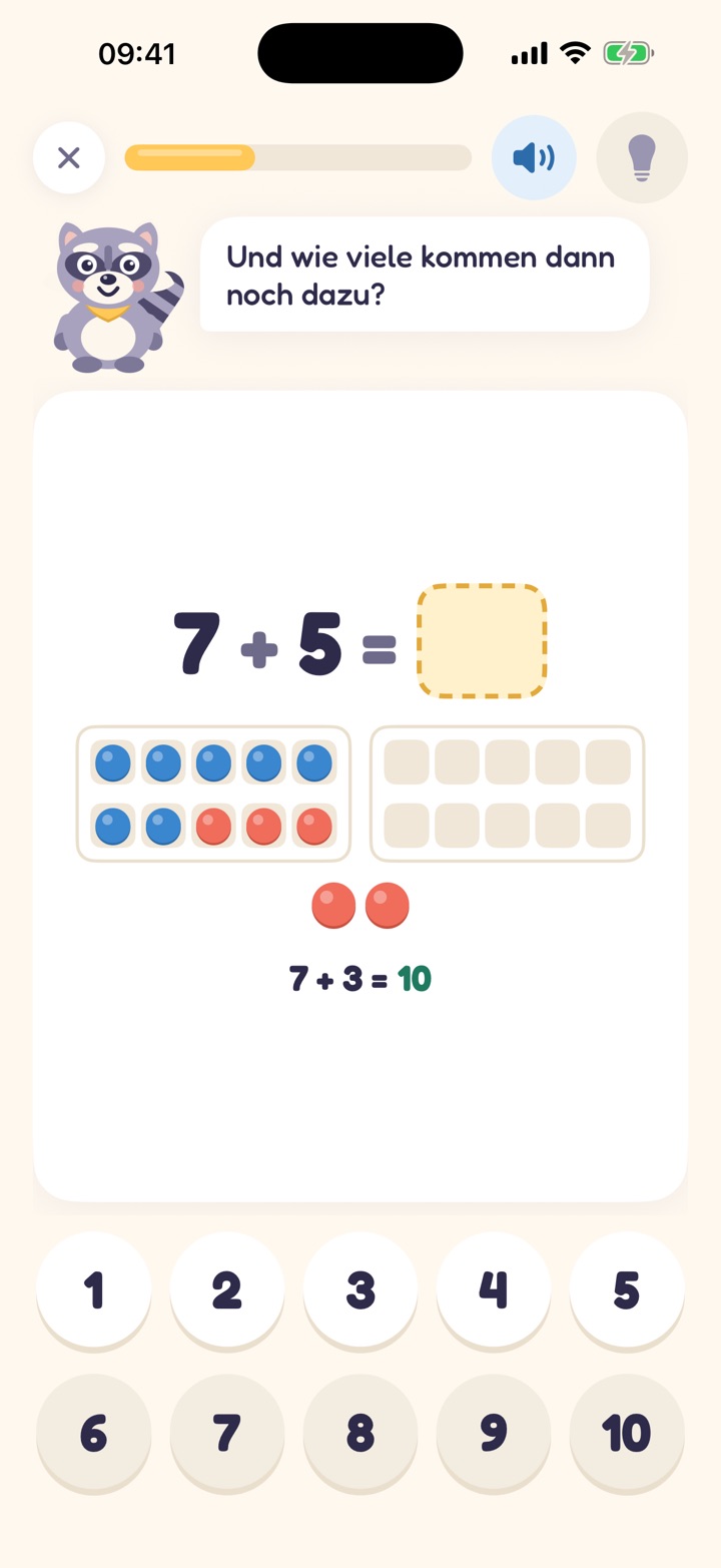 Eine Aufgabe zum Zehnerübergang: 7 + 5 = ?. Das erste Zehnerfeld ist mit sieben blauen und drei roten Nüssen voll, darunter liegen noch zwei rote Nüsse und steht „7 + 3 = 10“. Rudi fragt: „Und wie viele kommen dann noch dazu?“