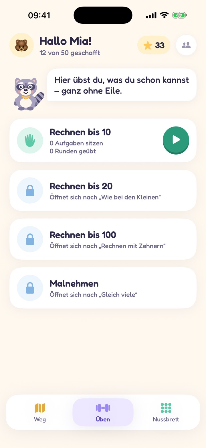 Der Bereich „Üben“: Rudi sagt „Hier übst du, was du schon kannst – ganz ohne Eile.“ Die Karte „Rechnen bis 10“ hat einen grünen Startknopf, die weiteren Karten sind noch gesperrt.